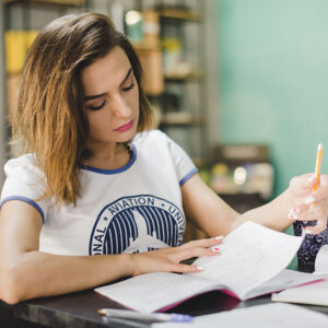 Alumna estgudiando en clase