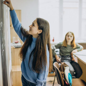 Alumna escribiendo en una pizarra