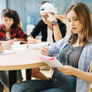 Alumnos estudiando en clase